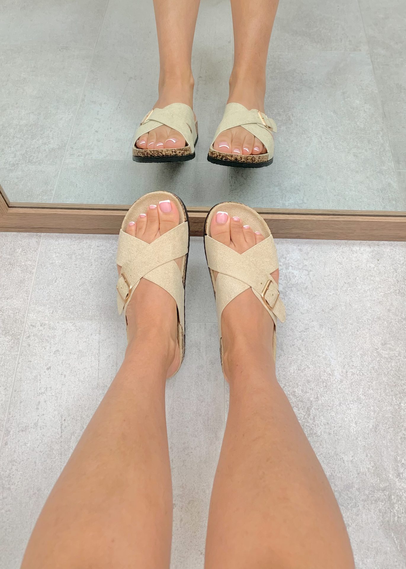 Luna slippers met gekruiste bandjes beige VILLAMOO